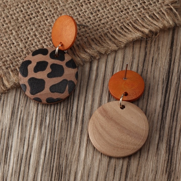 **WILLA* Round Leopard Pattern Wood Fashion Earrings - Picture 4 of 5